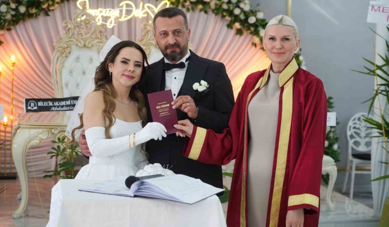 Başkan Subaşı genç çiftin nikahını kıyarak, bir ömür boyu mutluluklar diledi