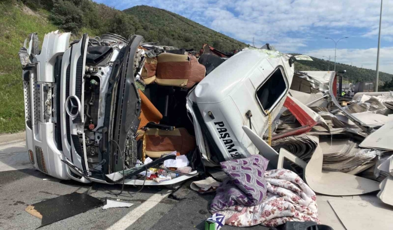 TEM’de iki tır kazaya karıştı, trafik felç oldu