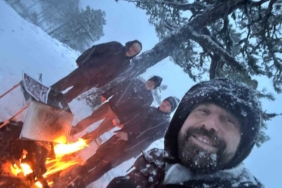 Sındırgı’da zirveye çıkıp kar altında mangal yaktılar