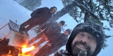 Sındırgı’da zirveye çıkıp kar altında mangal yaktılar