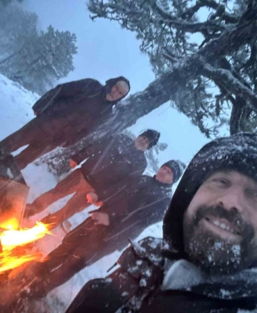Sındırgı’da zirveye çıkıp kar altında mangal yaktılar