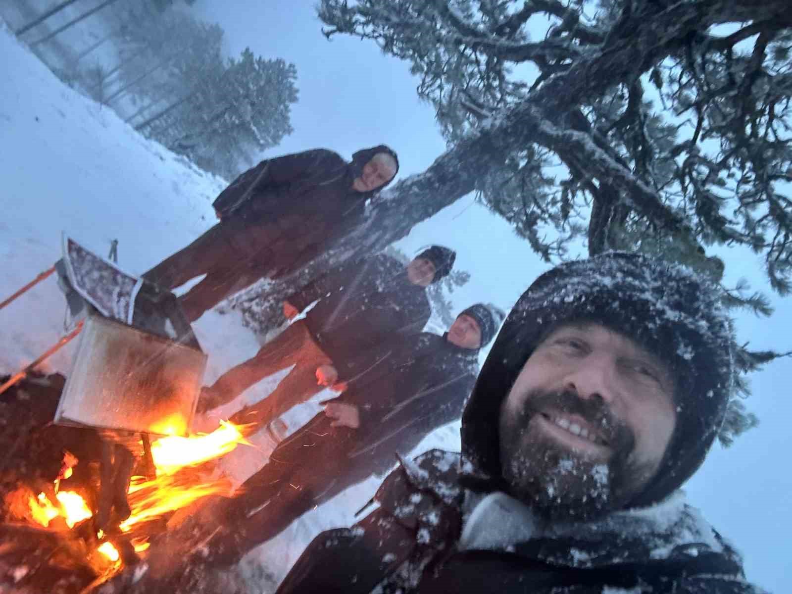 Sındırgı’da zirveye çıkıp kar altında mangal yaktılar