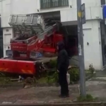 İstanbul Büyükçekmece’de sepetli vinç, diş polikliniğine daldı. Yaralılar olduğu öğrenilirken olay yerine polis ve sağlık ekipleri sevk edildi.