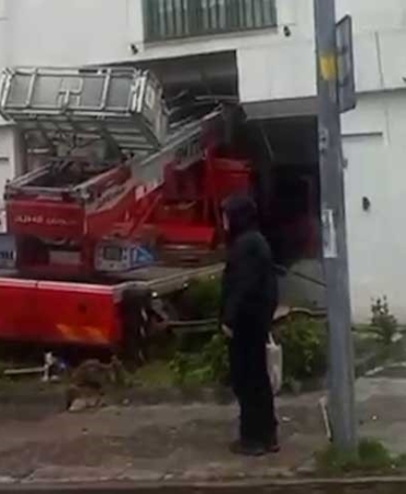 İstanbul Büyükçekmece’de sepetli vinç, diş polikliniğine daldı. Yaralılar olduğu öğrenilirken olay yerine polis ve sağlık ekipleri sevk edildi.