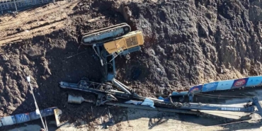 Maltepe’de istinat duvarı güçlendirme çalışmasında iş makinesi devrildi