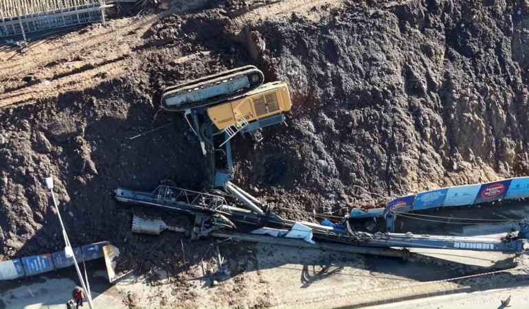 Maltepe’de istinat duvarı güçlendirme çalışmasında iş makinesi devrildi