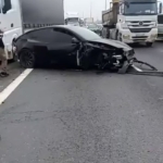 Otopilottaki Tesla karşı şeride daldı: O anlar kamerada