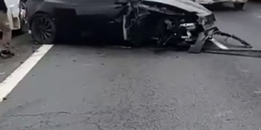 Otopilottaki Tesla karşı şeride daldı: O anlar kamerada