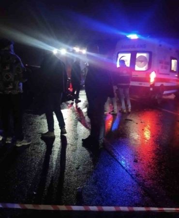 Beykoz’da iki araç kafa kafaya çarpıştı: 1 ölü, 5 yaralı