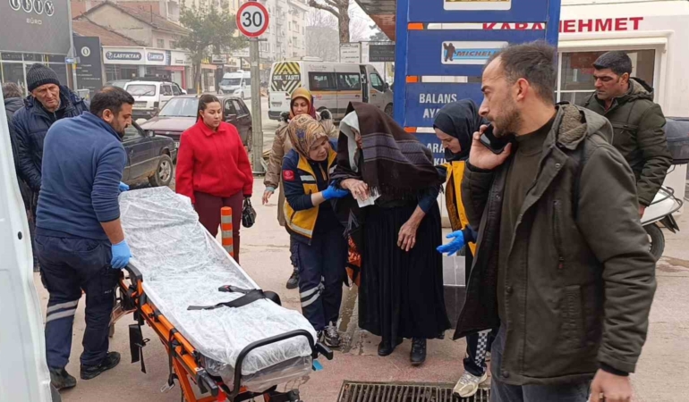 PTT Kargo minibüsünün çarptığı yaşlı kadın yaralandı
