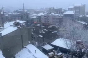 Dursunbey’de kar yağışı ilçeyi beyaza bürüdü