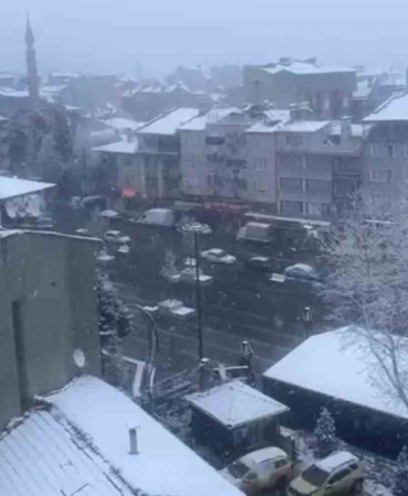 Dursunbey’de kar yağışı ilçeyi beyaza bürüdü