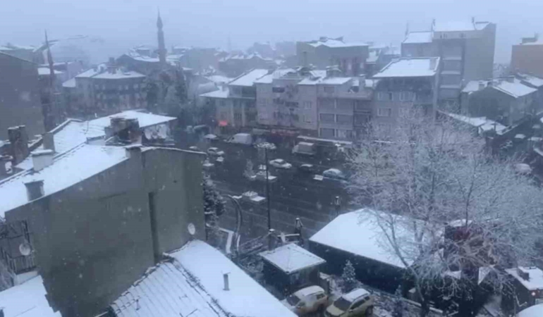 Dursunbey’de kar yağışı ilçeyi beyaza bürüdü