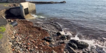 Marmara’daki fırtına Tekirdağ kıyılarını kızıl yosunla sürükledi