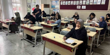 İlkokulda veliler kitap okuma yarışmasında ter döktü