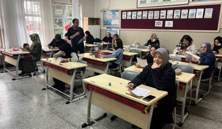 İlkokulda veliler kitap okuma yarışmasında ter döktü