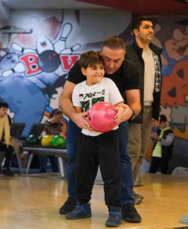 Baba oğul bowling turnuvası renkli anlara sahne oldu