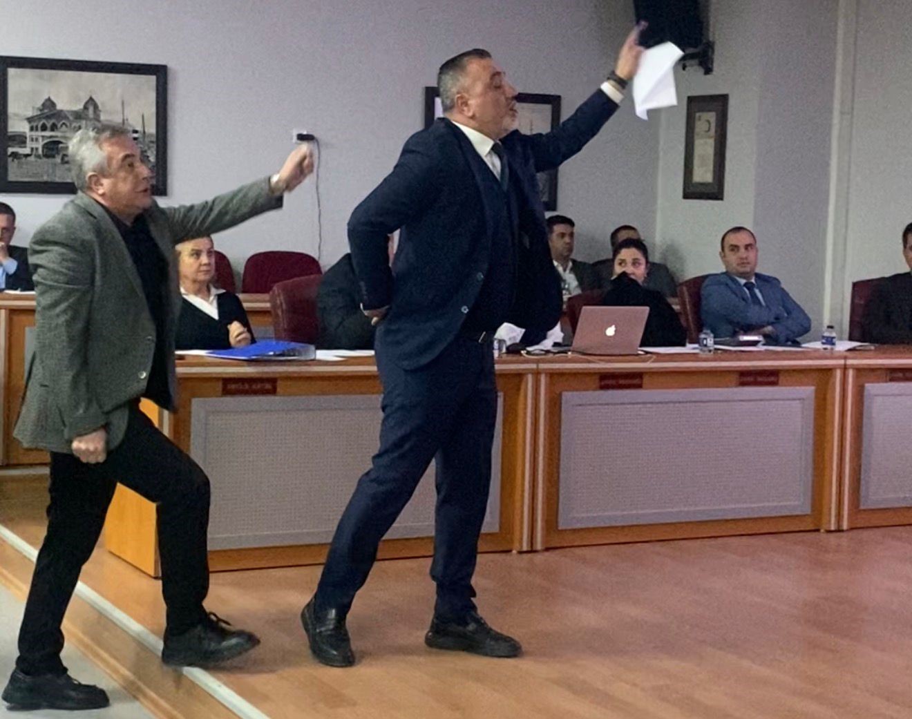 Anma töreni krize dönüştü: Mecliste gergin dakikalar