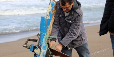Sahilde 2 gün önce cansız bedeni bulunan balıkçının teknesi de aynı karaya vurdu