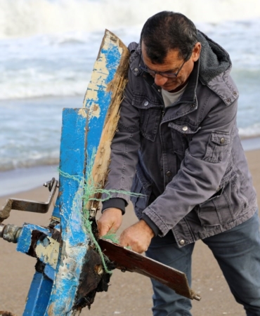 Sahilde 2 gün önce cansız bedeni bulunan balıkçının teknesi de aynı karaya vurdu