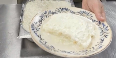 Osmanlı mutfağının hafif tatlısı Güllaç Ramazan sofralarını süslüyor