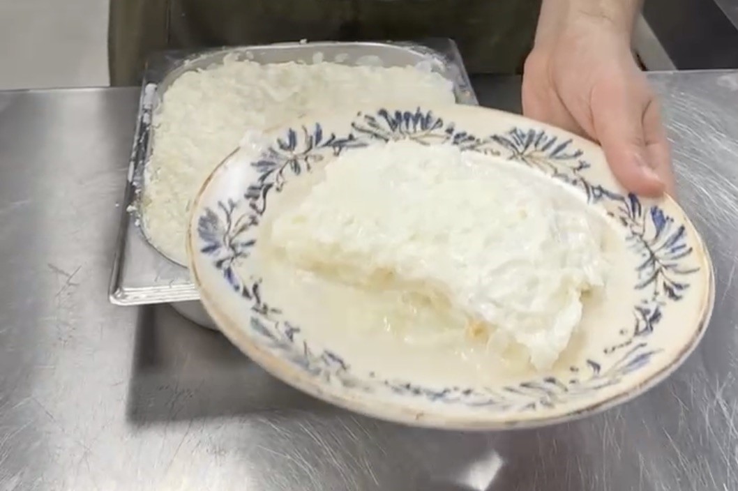 Osmanlı mutfağının hafif tatlısı Güllaç Ramazan sofralarını süslüyor