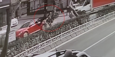 Motosiklet dönüş yapan kamyonete ve park halindeki otomobile çarpıp takla attı