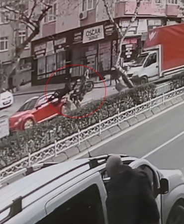 Motosiklet dönüş yapan kamyonete ve park halindeki otomobile çarpıp takla attı