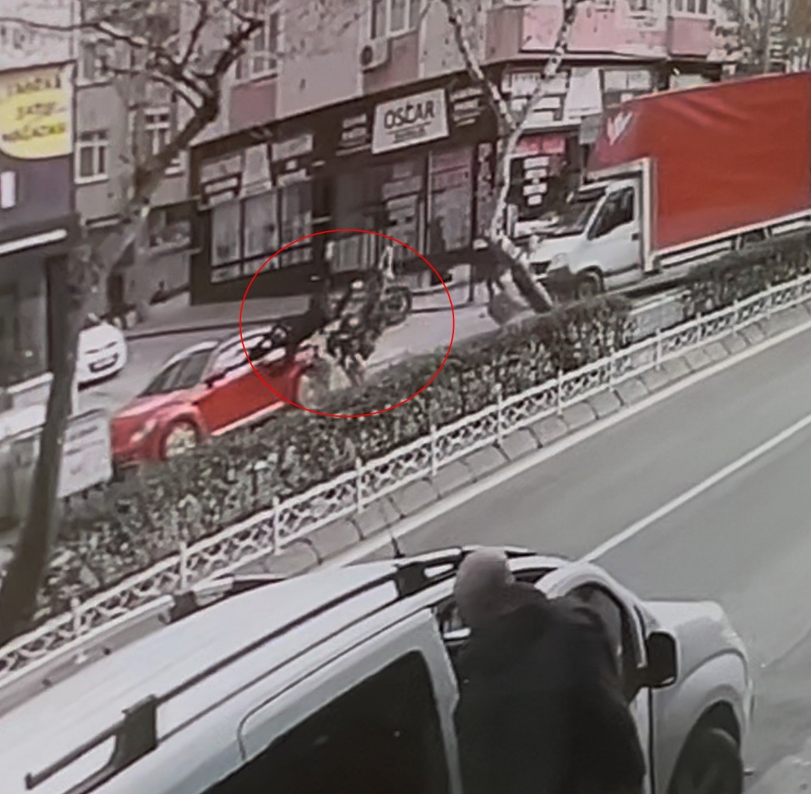 Motosiklet dönüş yapan kamyonete ve park halindeki otomobile çarpıp takla attı