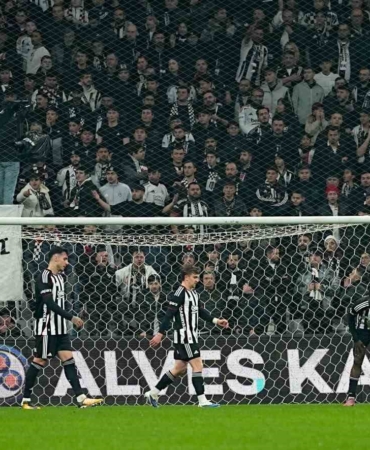 Trendyol Süper Lig: Beşiktaş: 1 - Corendon Alanyaspor: 2 (İlk yarı)