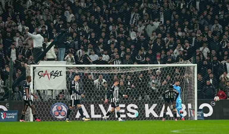 Trendyol Süper Lig: Beşiktaş: 1 - Corendon Alanyaspor: 2 (İlk yarı)