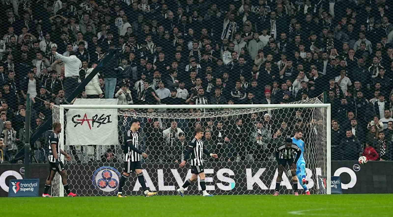 Trendyol Süper Lig: Beşiktaş: 1 - Corendon Alanyaspor: 2 (İlk yarı)