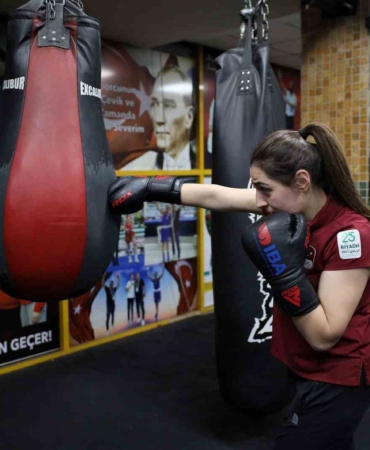 Kilo vermek için eldiven taktı, Avrupa şampiyonu oldu