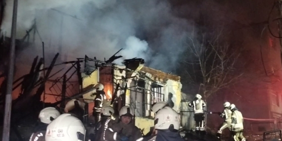 Üsküdar’da iki katlı metruk bina alev alev yandı
