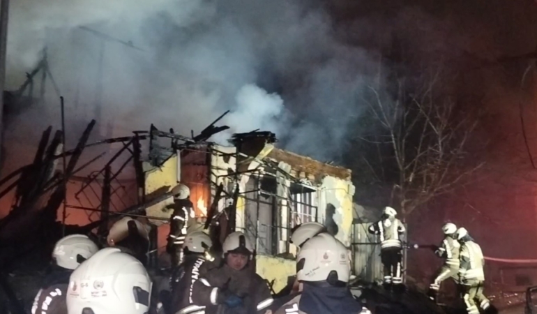 Üsküdar’da iki katlı metruk bina alev alev yandı