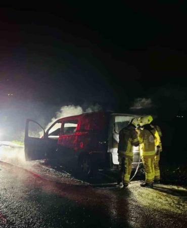 Bursa’da seyir halindeki araç alevlere teslim oldu