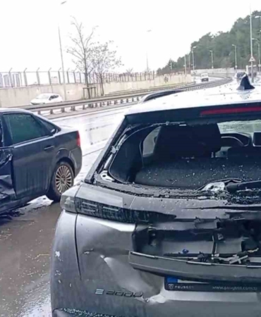 Maltepe’de bir araç kaygan yolda park halindeki otomobile çarpıp takla attı: 3 yaralı
