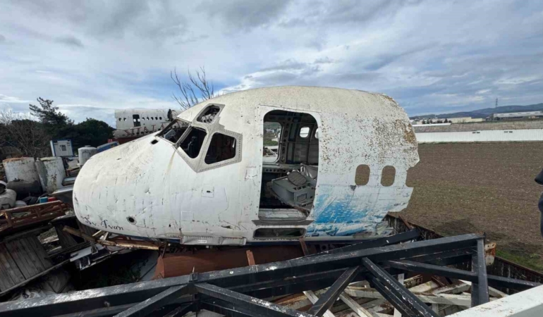 Bursa’da hurdacıdaki Boeing 747 uçak görenleri şaşkına çeviriyor