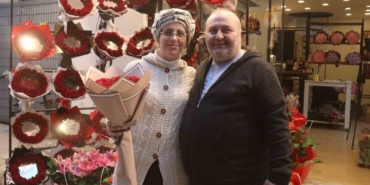 "11 kez istedim, 11’incide aldım" dedi, 26 yıllık aşkını gül ile taçlandırdı