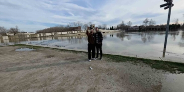 Edirneliler taşkın riski bulunan nehir kenarına akın etti