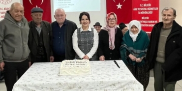 Huzurevinde duygulandıran doğum günü kutlaması