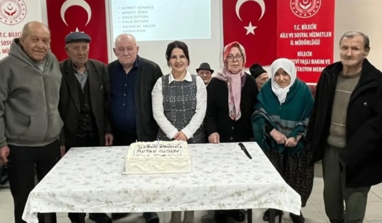 Huzurevinde duygulandıran doğum günü kutlaması