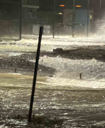 Edremit’te fırtınada deniz ve kara adeta birleşti