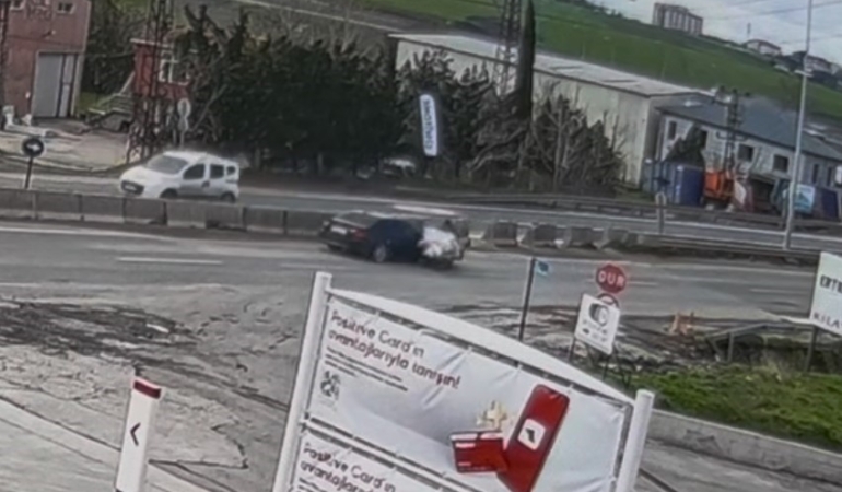 Otomobille çarpışan elektrikli bisiklet sürücüsü hayatını kaybetti