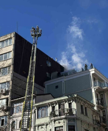 Şişli’de korkutan yangın: Taksim yönü bir süreliğine trafiğe kapandı