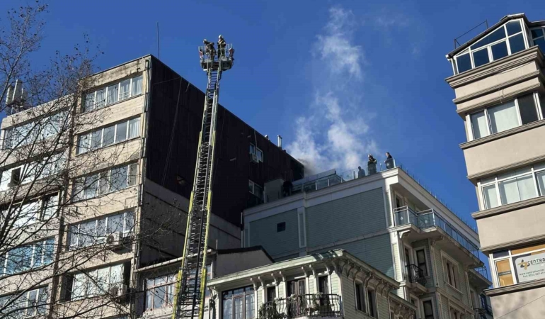 Şişli’de korkutan yangın: Taksim yönü bir süreliğine trafiğe kapandı