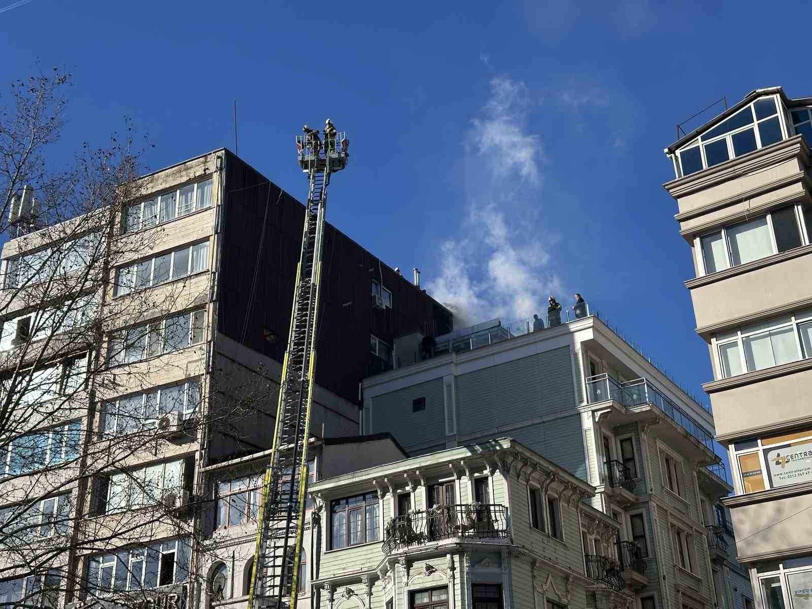 Şişli’de korkutan yangın: Taksim yönü bir süreliğine trafiğe kapandı