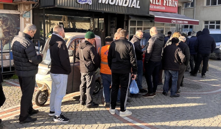 Hayrabolu’da Ramazan’da pide kuyruğu