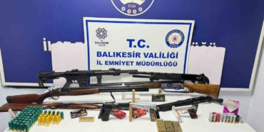 Ayvalık’ta eş zamanlı operasyon: Ruhsatsız silah ve uyuşturucu ele geçirildi