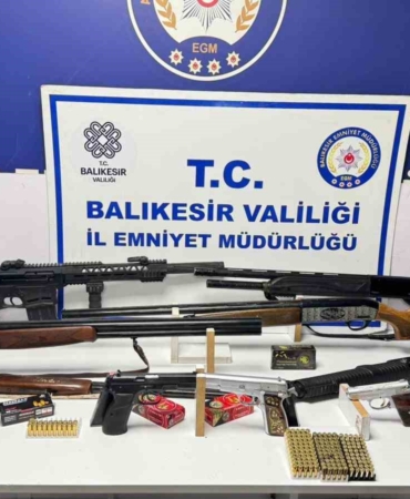 Ayvalık’ta eş zamanlı operasyon: Ruhsatsız silah ve uyuşturucu ele geçirildi